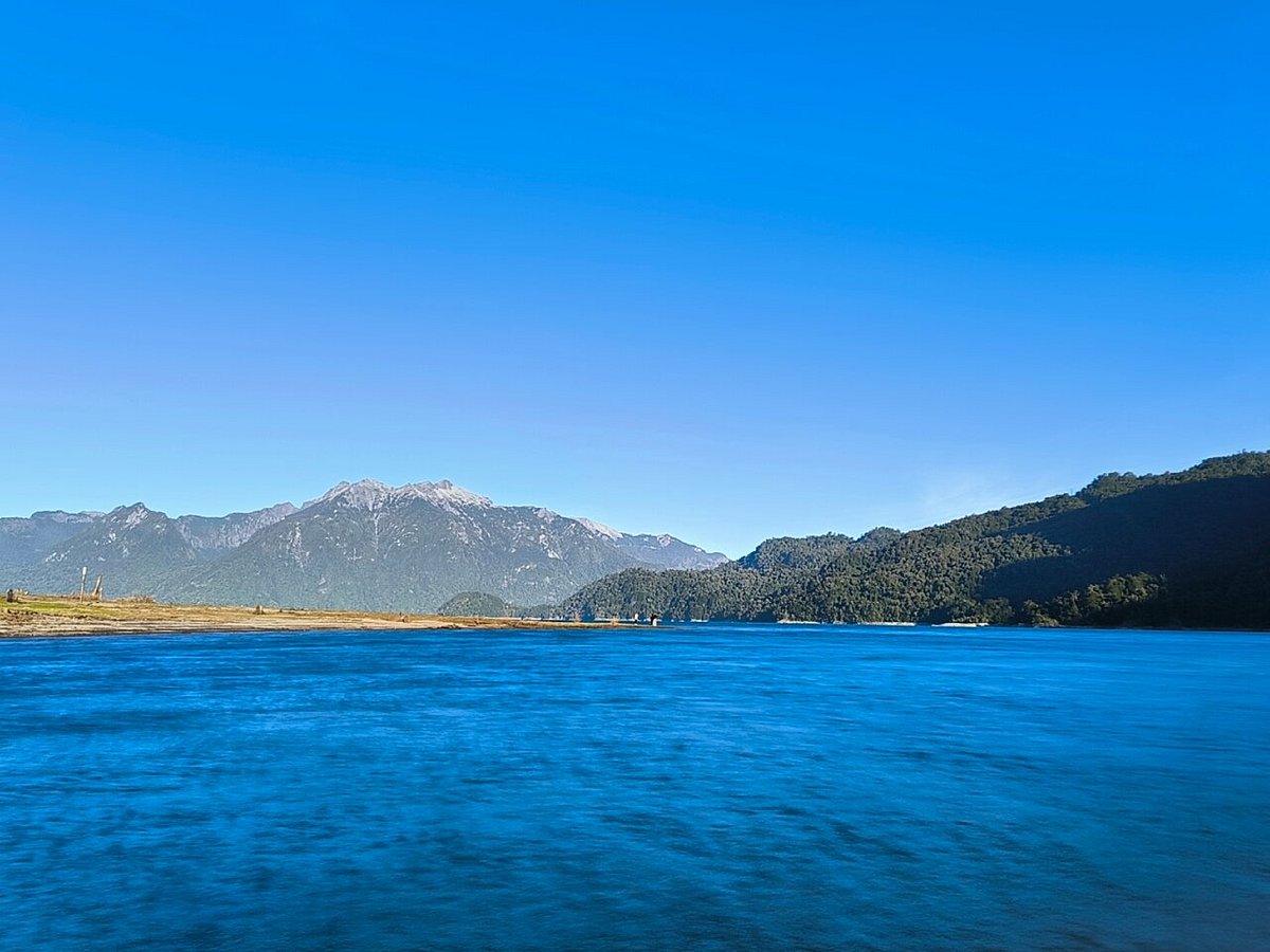 Vista de Lago Chapo y cordillera