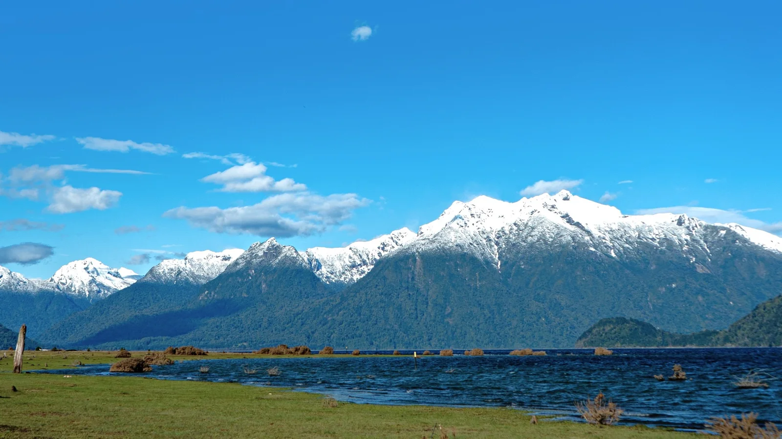 Lago Chapo con cordillera nevada